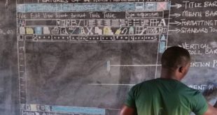 Un professeur Ghanéen enseigne à ses élèves Microsoft Word sur un tableau noir