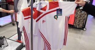 Mondial 2018 : Le maillot des Lions de l’Atlas présenté par Aziz Bouderbala !