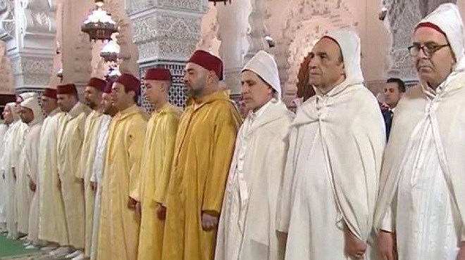 SM le Roi Mohammed VI, accompagné du prince Héritier Moulay El Hassan et du prince Moulay Rachid, a présidé, lundi 11 juin 2018 à la Mosquée Hassan à Rabat, une veillée religieuse en commémoration de Laylat Al-Qadr.