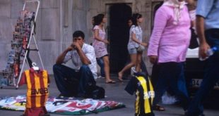 Moi, petit vendeur de rue, mon cauchemar, c’est le racket !