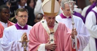 Le Pape François préside une grande messe à Rabat