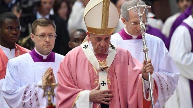 Le Pape François préside une grande messe à Rabat