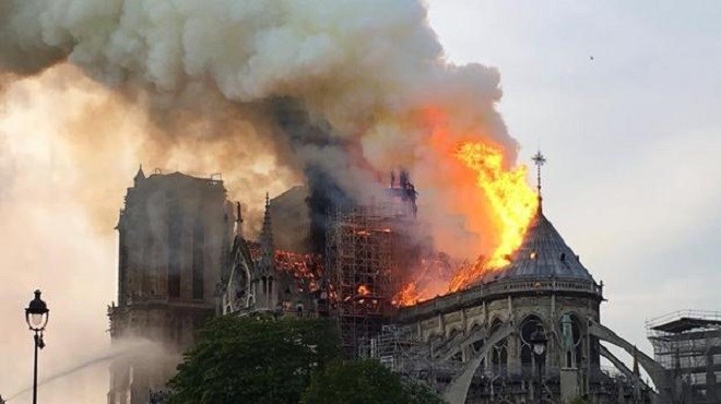 Paris : Violent incendie à la cathédrale Notre-Dame