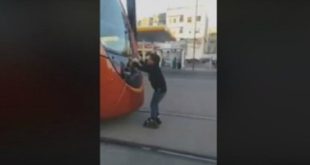 Casablanca : Un enfant s’accroche au tramway en toute insouciance (vidéo)