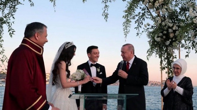 Tayyip Erdogan, témoin du mariage des deux stars Amine Gulse et Mesut Özil