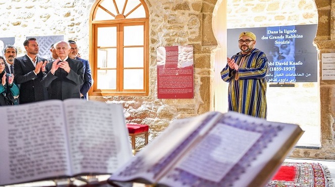 SM le Roi visite «Bayt Dakira» à l’ancienne médina d’Essaouira