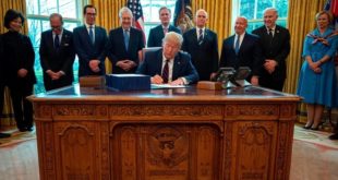 Covid-19 : Trump signe le plus grand plan de sauvetage de l’histoire des États-Unis