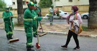 L’image du jour : Une habitante de Meknès offre un bouquet de fleurs aux agents de propreté