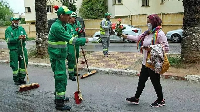 L’image du jour : Une habitante de Meknès offre un bouquet de fleurs aux agents de propreté