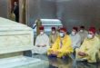 SM le Roi se recueille sur la tombe de Feu SM le Roi Mohammed V