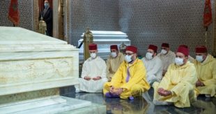 SM le Roi se recueille sur la tombe de Feu SM le Roi Mohammed V