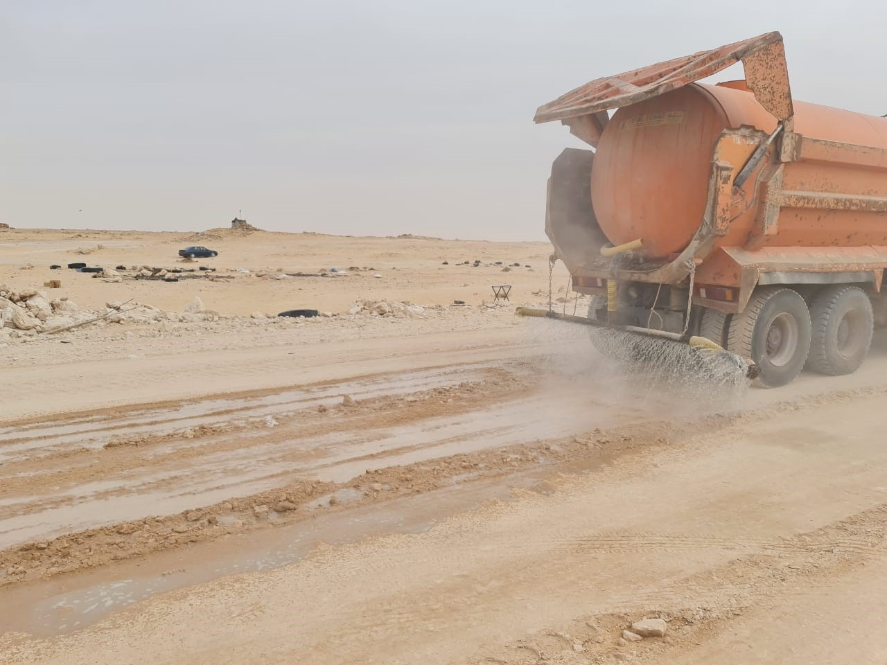 En Plein Sahara, Les Citernes Arrosent, Les Pelleteuses Suivent...