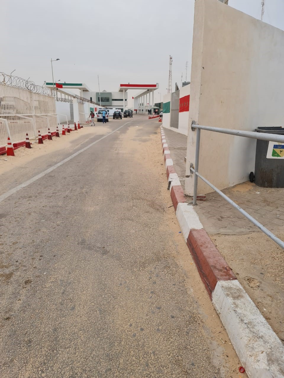 L’unique Passage Qui Conduit Au Poste Frontalier De Guergarate