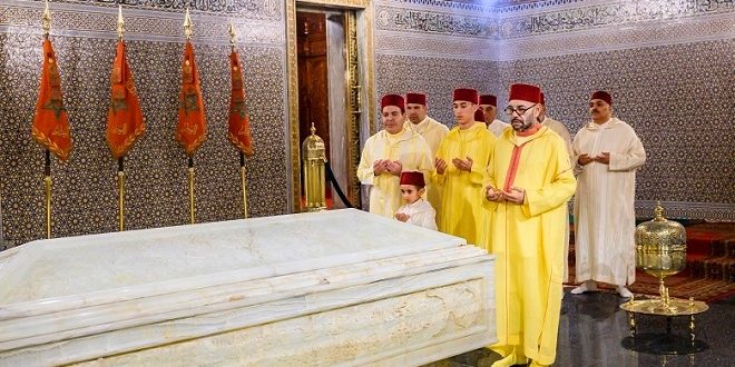 SM le Roi, Amir Al Mouminine, se recueille sur la tombe de Feu SM le Roi Mohammed V