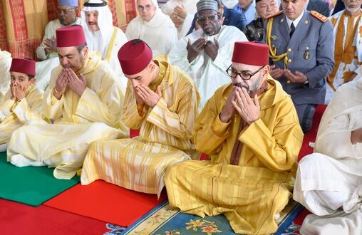 SM le Roi, accomplit la prière de l’Aïd Al-Fitr et reçoit les vœux en cette heureuse occasion
