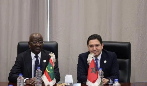 Nasser Bourita s’entretient à Banjul avec son homologue mauritanien