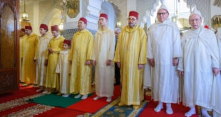 SM le Roi accomplit la prière de l’Aïd Al-Fitr à la mosquée “Ahl Fès” à Rabat