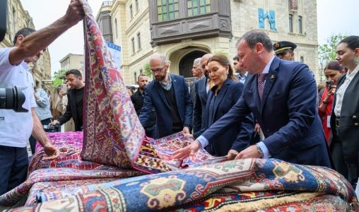 SAR la Princesse Lalla Hasnaa visite à Bakou le Festival international du tapis d’Azerbaïdjan