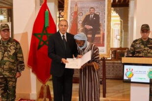 Laâyoune | Remise de certificats de propriété à des ayants-droit des martyrs de la Nation