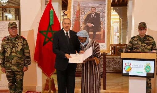 Laâyoune | Remise de certificats de propriété à des ayants-droit des martyrs de la Nation