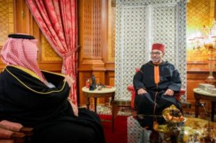 SM le Roi reçoit l'émissaire du Serviteur des Lieux Saints et du Prince héritier saoudien