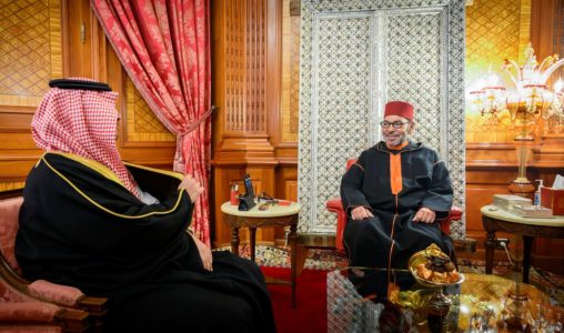 SM le Roi reçoit l’émissaire du Serviteur des Lieux Saints et du Prince héritier saoudien