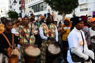 CAN 2025 Maroc | Un carnaval africain haut en couleurs anime les artères de Tanger