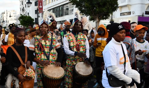 CAN 2025 Maroc | Un carnaval africain haut en couleurs anime les artères de Tanger