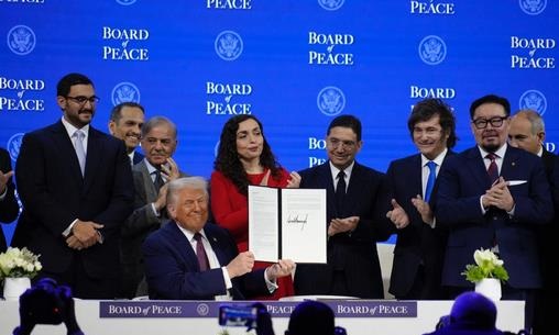 Sur Instruction de SM le Roi, M. Bourita procède à la signature de la Charte constitutive du Conseil de Paix