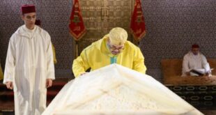 SM le Roi, Amir Al Mouminine, se recueille sur la tombe de Feu SM le Roi Mohammed V