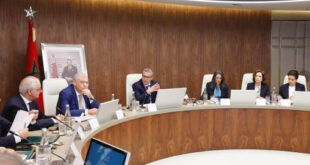 Le Chef du gouvernement, Aziz Akhannouch, a présidé, lundi à Rabat, la première réunion de la commission ministérielle chargée du suivi des répercussions des tensions géopolitiques au Moyen-Orient sur l’économie nationale. À cette occasion, les différents départements ont présenté des exposés portant sur les scénarios d’impact de cette crise sur l’économie nationale, ainsi que sur les mécanismes à même de préserver le pouvoir d’achat des citoyens face à ses répercussions potentielles, dans un contexte international marqué par la persistance des incertitudes. Selon un communiqué du département du Chef du gouvernement, il a été décidé, dans le cadre des travaux de cette commission, appelée à se réunir de manière périodique et chaque fois que nécessaire afin de prendre les mesures appropriées au regard de l’évolution de la conjoncture internationale, de poursuivre le soutien au gaz butane, dont les prix sur le marché international ont enregistré une hausse de plus de 68 % depuis le déclenchement de la crise au début du mois de mars courant, sans répercussion sur le prix actuel de la bonbonne, ainsi que de maintenir le soutien aux tarifs de l’électricité afin d’en préserver le niveau actuel. Face à la hausse marquée des produits pétroliers sur les marchés internationaux et à son impact sur le marché national, il sera procédé au lancement du versement du soutien direct et exceptionnel en faveur des professionnels du secteur du transport de marchandises et de personnes, couvrant la période du 15 mars au 15 avril, après traitement des demandes enregistrées via la plateforme électronique dédiée (https://mouakaba.transport.gov.ma), lesquelles ont dépassé 87.000. À l’instar de l’opération mise en œuvre par le gouvernement en 2022, ce soutien exceptionnel bénéficiera à plusieurs catégories, notamment le transport public de voyageurs, le transport mixte en milieu rural, le transport de marchandises pour compte d’autrui, le transport du personnel pour compte d’autrui, le transport scolaire pour compte d’autrui, le transport touristique, les véhicules de remorquage, les taxis de première et de deuxième catégories, ainsi que les bus de transport urbain. Cette mesure vise à assurer un approvisionnement régulier des marchés et à garantir la continuité des services de transport public aux mêmes tarifs, sans aucune répercussion sur les citoyens, tout en veillant au strict respect, par les professionnels bénéficiaires, des tarifs en vigueur pour le transport des personnes et des marchandises. Ont pris part à cette réunion les ministres de l’Intérieur, de l’Économie et des Finances, de l’Équipement et de l’Eau, de l’Agriculture, de la Pêche maritime, du Développement rural et des Eaux et Forêts, de l’Industrie et du Commerce, du Tourisme, de l’Artisanat et de l’Économie sociale et solidaire, de la Transition énergétique et du Développement durable, ainsi que les ministres délégués chargés de l’Investissement, de la Convergence et de l’Évaluation des politiques publiques, du Budget et des Relations avec le Parlement, porte-parole du gouvernement, outre le secrétaire général du ministère du Transport et de la Logistique et le directeur général de l’Office national de l’électricité et de l’eau potable.