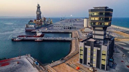 Des drones attaquent des réservoirs de carburant au port de Duqm (Agence de presse omanaise)