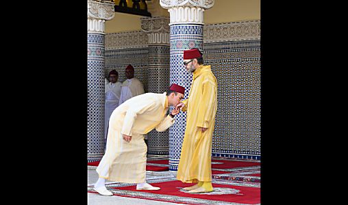 SM le Roi accomplit la prière de l’Aïd Al-Fitr à la mosquée “Ahl Fès” à Rabat