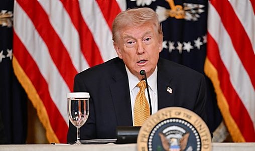 Le président Donald Trump annonce des échanges constructifs avec l’Iran et suspend des frappes