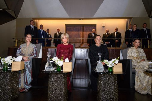 Les princesses Lalla Khadija, Lalla Meryem et Lalla Hasnaa, accompagnées de Brigitte Macron, assistent au spectacle d’ouverture du Théâtre Royal de Rabat