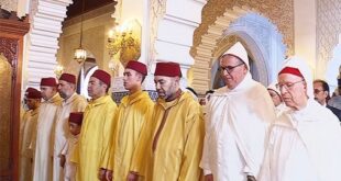 SM le Roi accomplit la prière de l’Aïd Al-Adha à la mosquée “Ahl Fès” à Rabat