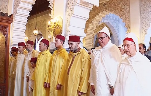 SM le Roi accomplit la prière de l’Aïd Al-Adha à la mosquée “Ahl Fès” à Rabat