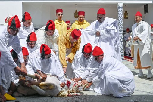 SM le Roi accomplit la prière de l’Aïd Al-Adha à la mosquée “Ahl Fès” à Rabat