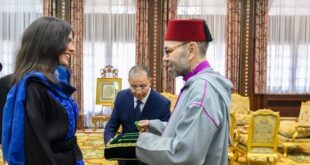 SM le Roi reçoit l’alpiniste Nawal Sfendla et la décore du Wissam Al Moukafaa Al Watania