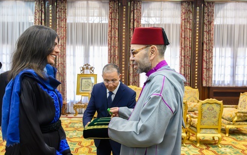 SM le Roi reçoit l’alpiniste Nawal Sfendla et la décore du Wissam Al Moukafaa Al Watania