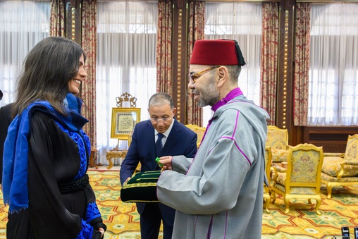SM le Roi reçoit l’alpiniste Nawal Sfendla et la décore du Wissam Al Moukafaa Al Watania