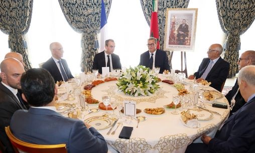 SM le Roi offre un déjeuner en l’honneur du Premier ministre français et la délégation l’accompagnant présidé par M. Akhannouch