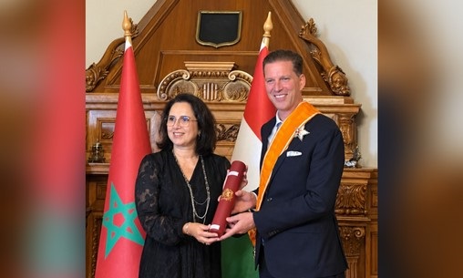 Remise à Budapest du Grand Cordon du Ouissam Alaouite à l’ancien ambassadeur de Hongrie au Maroc